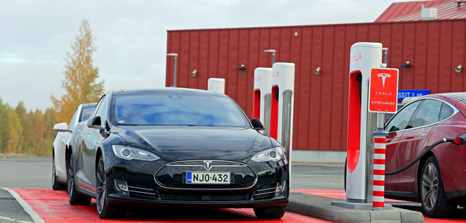 Tesla-autoja latauksessa. Kuva: Taina Sohlman / Shutterstock.com