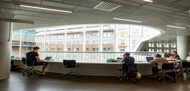 Opiskelijoita Kaisa-kirjastossa