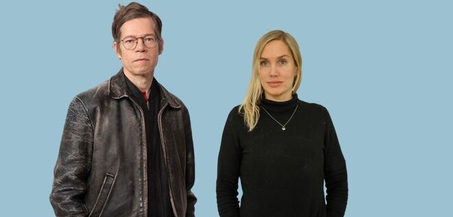 Petri Böckerman ja Tanja Saxell sinistä taustaa vasten