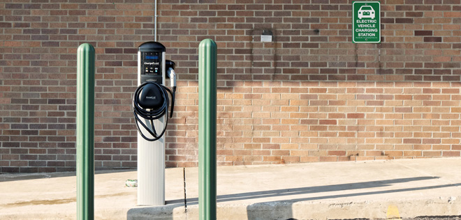 Sähköauton latauspiste Yhdysvalloissa. Kuva: Mark Turnauckas (Flickr.com, CC BY 2.0).
