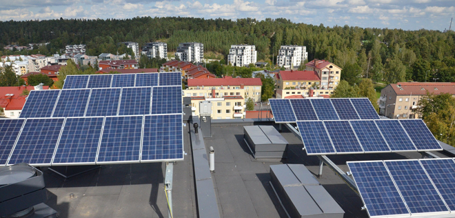 Aurinkopaneeleja nollaenergiakerrostalon katolla. Kuva: Eksergia.fi (Flickr, rajattu, CC BY 2.0) 