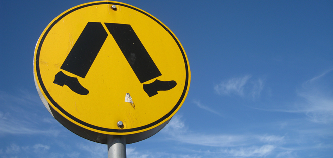 Liikennemerkki jalankulkijoille. 