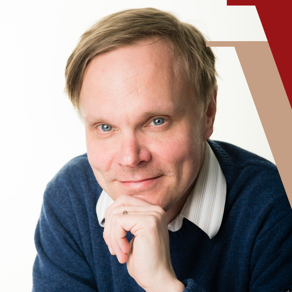 Kasvokuva Tuomas Pekkarisesta.